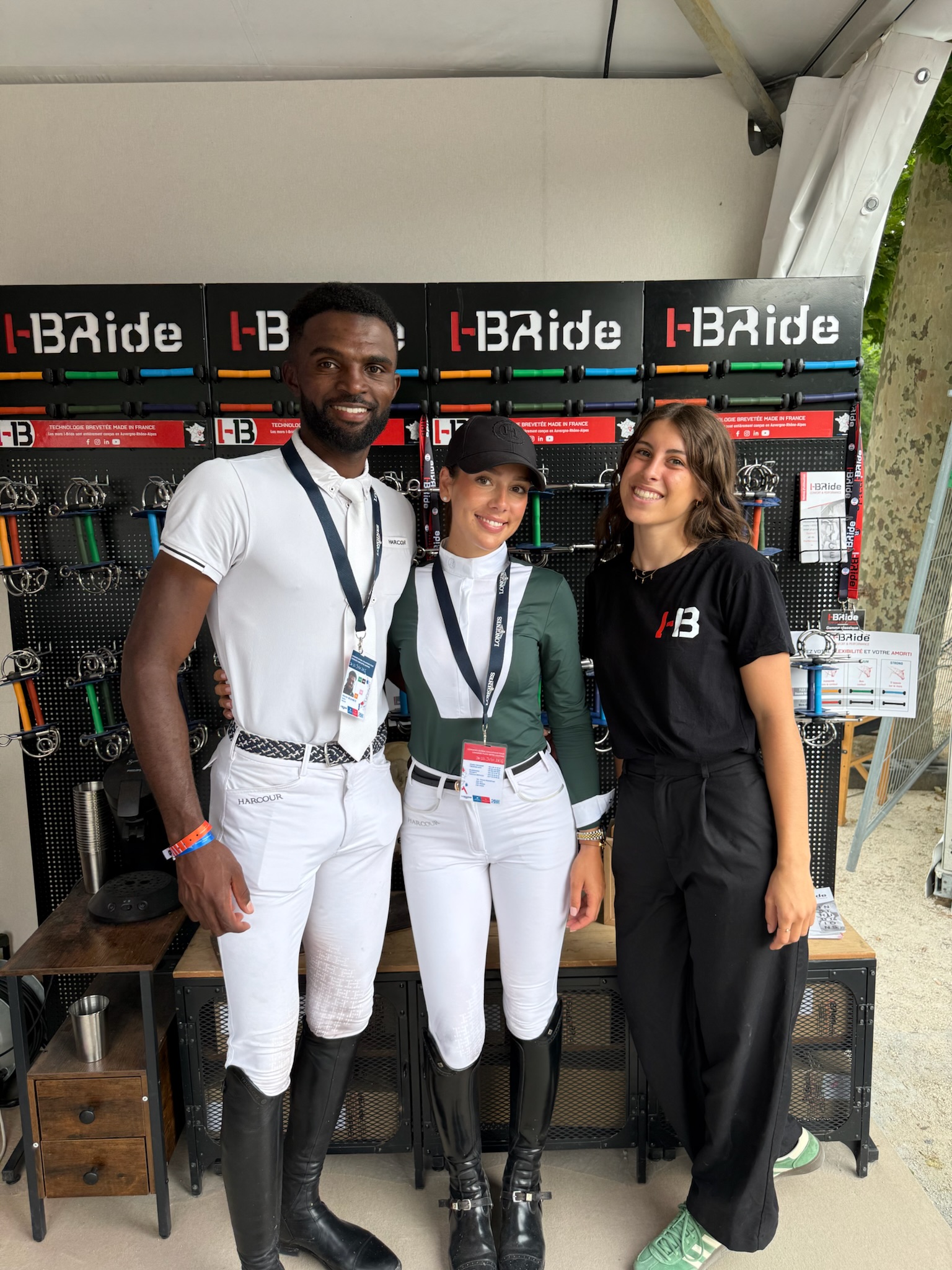 Notre stand I‑BRIDE avec Héléna Bukwald, Victor Benterdoff et Lola présentant les accessoires à Paris Eiffel Jumping 2025